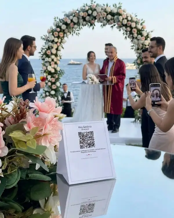 Düğün masasında şık dekorasyon ve QR kodlu masa çadırı