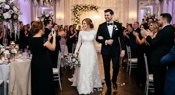 Düğün salonunda yürüyen gelin ve damat töreni