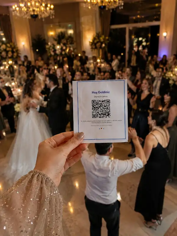 Gelin elinde Picare QR kodlu kartı tutarken