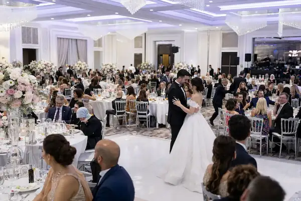 Geniş açılı lüks düğün salonu ve organizasyon düzeni